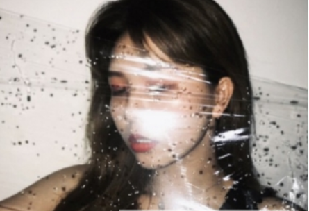 抖音借位拍照怎么玩 保鲜膜拍照教程