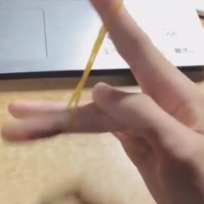 抖音橡皮筋在手上转圈怎么操作的?抖音橡皮筋在手上转圈攻略介绍!