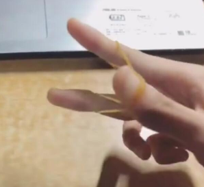 抖音橡皮筋在手上转圈怎么操作的?抖音橡皮筋在手上转圈攻略介绍!