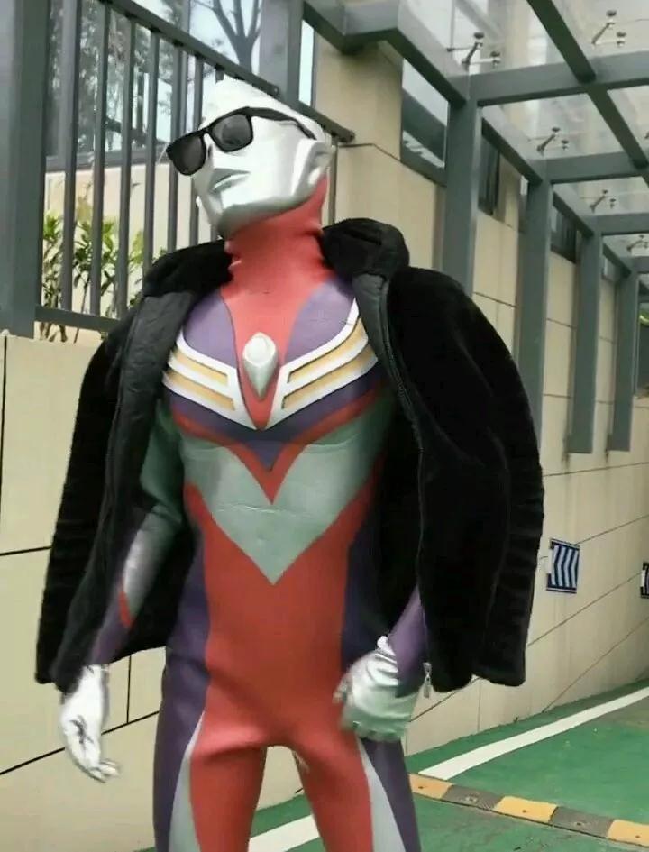 抖音奥特曼豪情在天图片_豪情在天谁能与我争锋奥特曼表情包