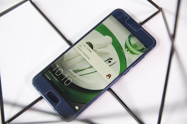 坚果Pro2s和荣耀play哪个好？区别对比评测分析