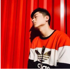 抖音我正在看着你看着你目不转睛是什么歌？完整版歌词分享