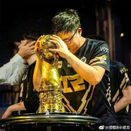 大众情人uzi是什么意思_大众情人uzi出处内涵
