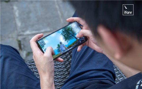 红魔和黑鲨哪个好？绝地求生王者荣耀游戏评测