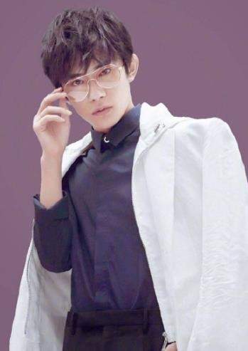 易烊千玺应援曲有哪些 易烊千玺应援曲大全