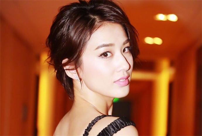 黄圣依有没有整容 为什么与童年大相径庭