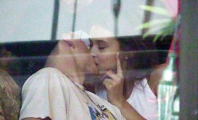布鲁克林花边新闻是怎么回事 小七给小贝洗头一览