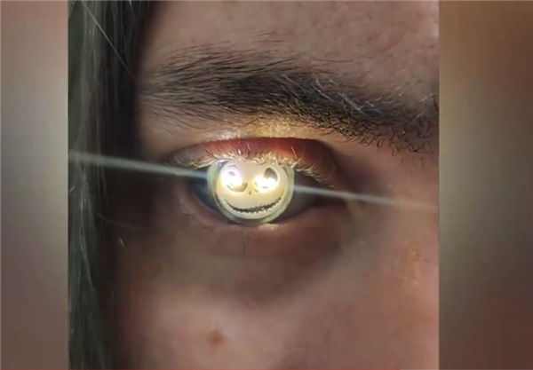美国一男子将义眼改装成手电筒：发光钛合金眼成真！炫酷