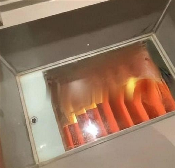 民宿回应女子洗澡遇透明底浴缸:不会泄露隐私 情侣房