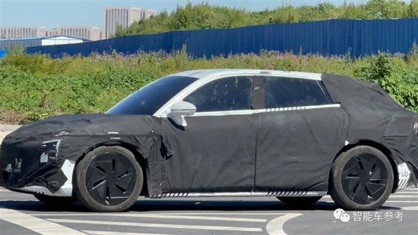 李彦宏的新车被堵到了