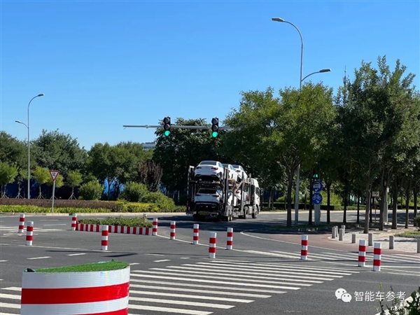 李彦宏的新车被堵到了