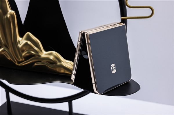 三星W23 Flip发布：致敬经典翻盖手机 9999元