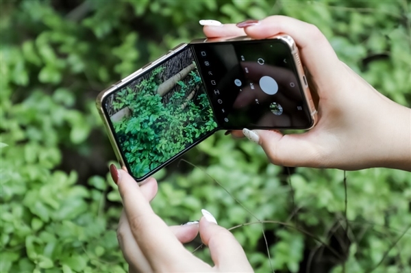 三星W23 Flip发布：致敬经典翻盖手机 9999元