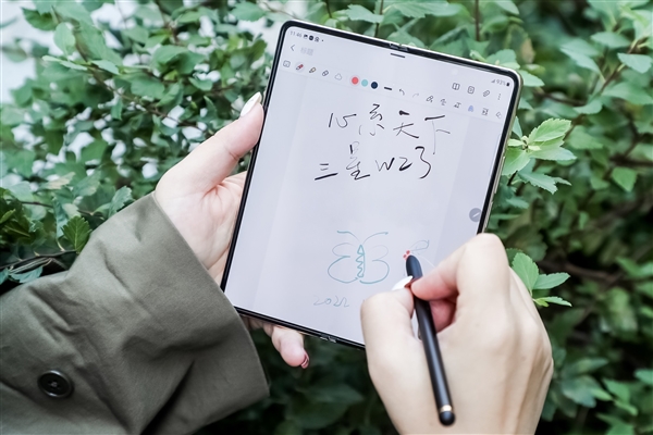 三星W23发布：采用腕表级工艺打造的奢华旗舰 15999元