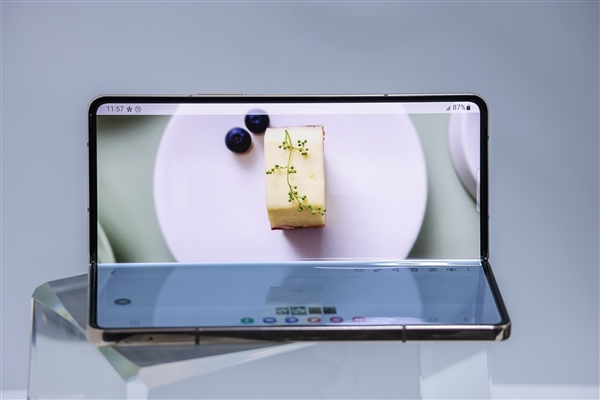 三星W23发布：采用腕表级工艺打造的奢华旗舰 15999元