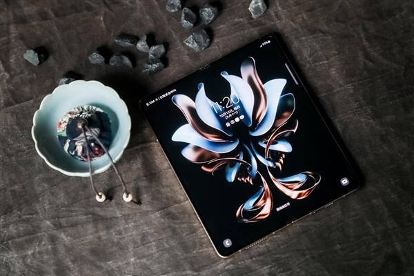 三星W23发布：采用腕表级工艺打造的奢华旗舰 15999元