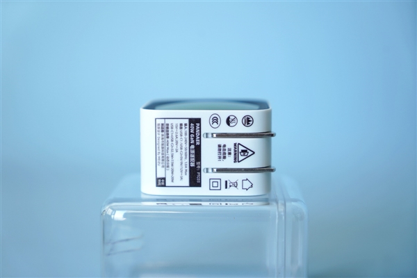 酷似一台小电视！魅族PANDAER 40W双USB充电器图赏