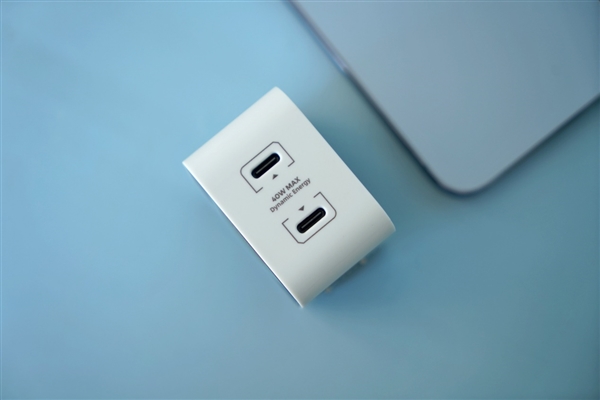 酷似一台小电视！魅族PANDAER 40W双USB充电器图赏