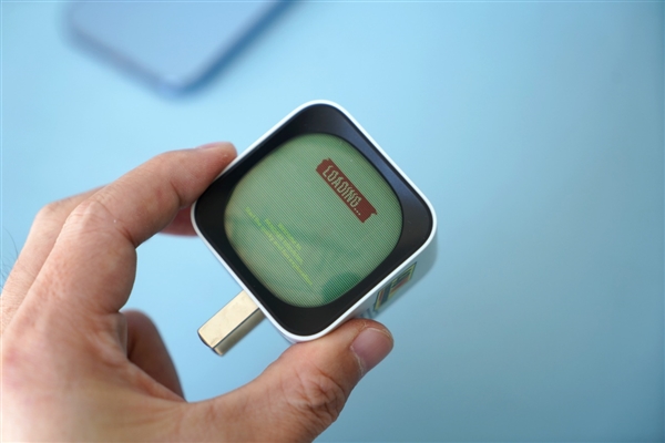 酷似一台小电视！魅族PANDAER 40W双USB充电器图赏