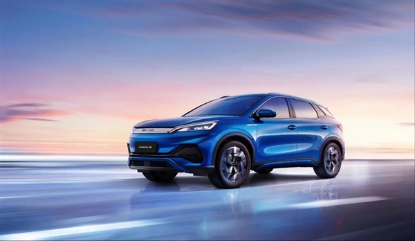 比亚迪元PLUS亮相哥伦比亚：全身贴满玫瑰花 吸睛度拉满