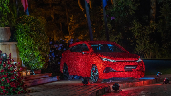 比亚迪元PLUS亮相哥伦比亚：全身贴满玫瑰花 吸睛度拉满