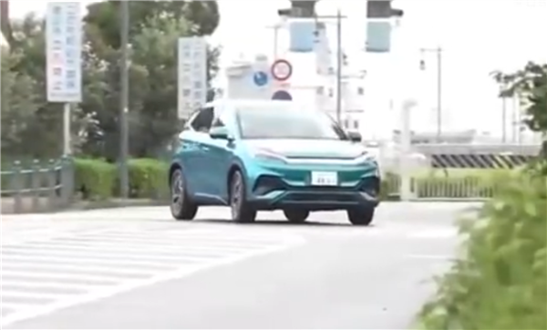 日本记者试驾比亚迪元Plus：比特斯拉更像燃油车