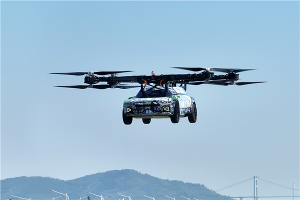 小鹏全新飞行汽车亮相：方向盘操控 地上能跑天上能飞
