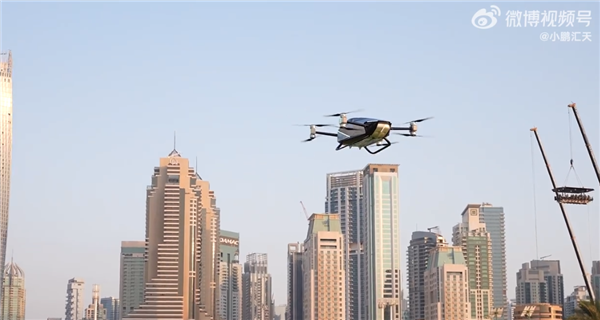 谭咏麟晒与国产飞行汽车合照 直呼好想试坐 高管回应