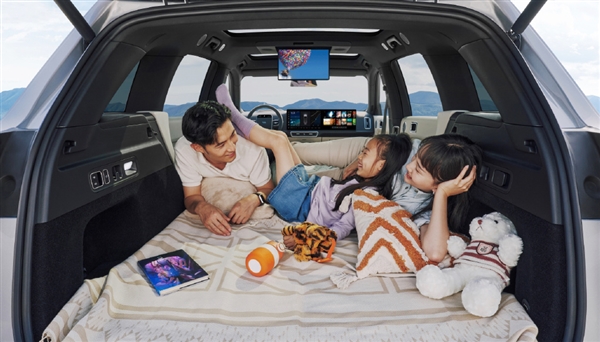 理想L7竟然内置一张2.4米长的大号双人床：野睡神器！