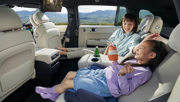 理想L7竟然内置一张2.4米长的大号双人床：野睡神器！