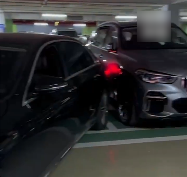 男子给亲友炫耀奔驰自动泊车 结果却撞上宝马新车