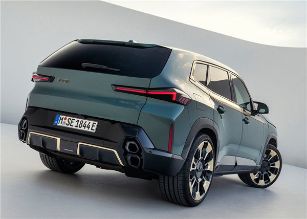 中国市场卖236万！宝马旗舰SUV XM发布：4.4T V8插混装车