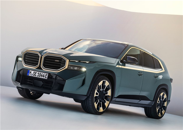 中国市场卖236万！宝马旗舰SUV XM发布：4.4T V8插混装车