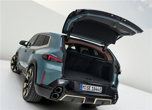 中国市场卖236万！宝马旗舰SUV XM发布：4.4T V8插混装车