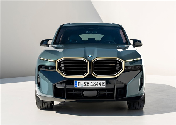 中国市场卖236万！宝马旗舰SUV XM发布：4.4T V8插混装车