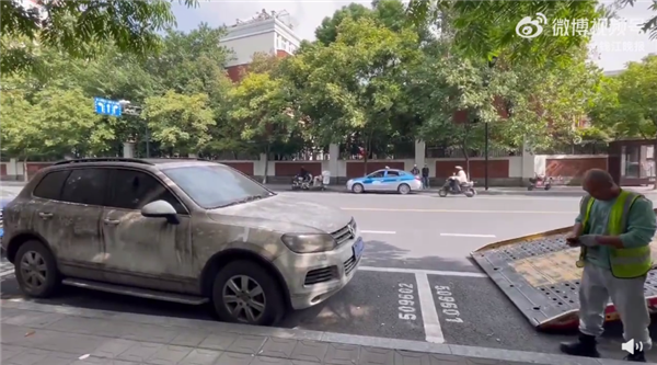 大众途锐路边停车两年欠费5万 车主霸气回应：不差钱