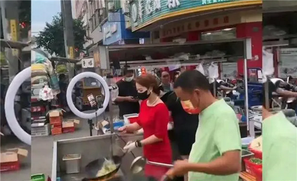 穿高跟鞋、打扮精致出摊被质疑 网红