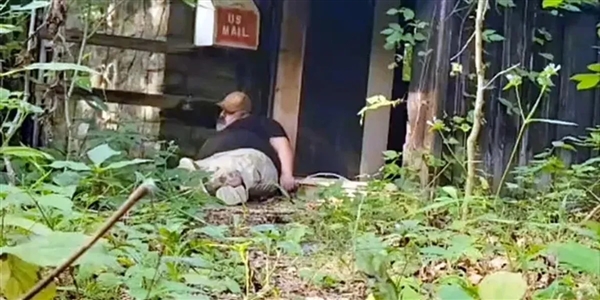 发布321次“装死”视频 美国一餐厅经理走红：将本色出演