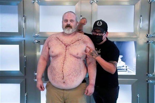 发布321次“装死”视频 美国一餐厅经理走红：将本色出演