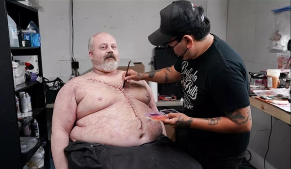 发布321次“装死”视频 美国一餐厅经理走红：将本色出演