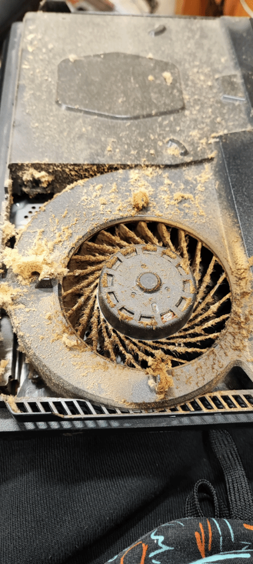 抽烟不止伤身 对游戏机“伤害”也很大 网友晒图：PS4太惨