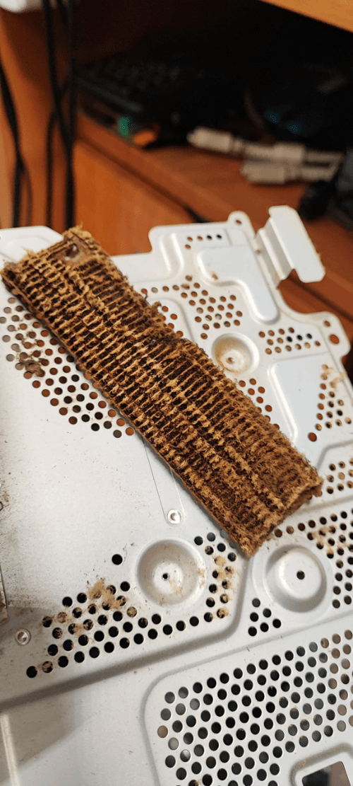 抽烟不止伤身 对游戏机“伤害”也很大 网友晒图：PS4太惨