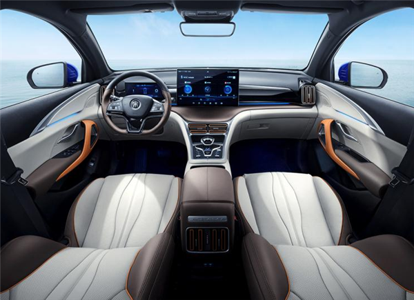 比亚迪等红灯用中控屏刷抖音 后车羡慕：新能源车主的快乐