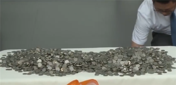 无故开除女员工被仲裁：公司恶意用100多斤硬币清偿再被罚