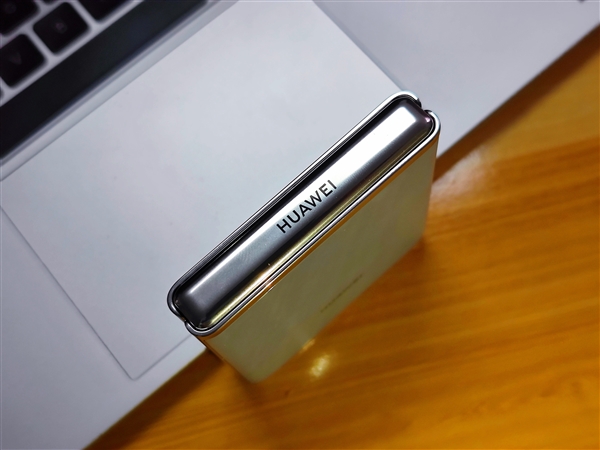 “小折叠”新标杆：华为Pocket S开箱图赏