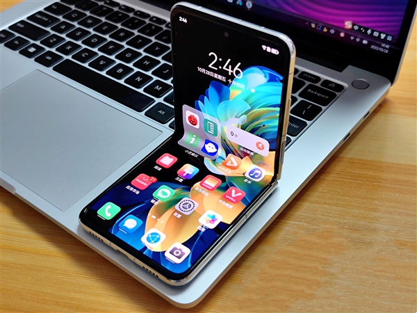 “小折叠”新标杆：华为Pocket S开箱图赏