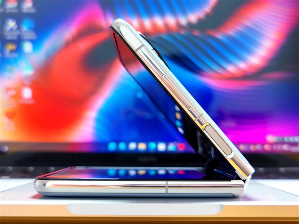 “小折叠”新标杆：华为Pocket S开箱图赏
