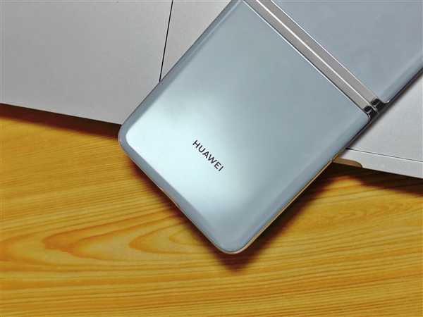 “小折叠”新标杆：华为Pocket S开箱图赏