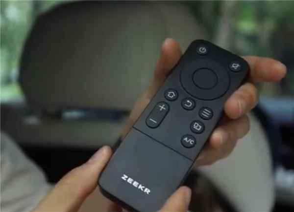 50万极氪009后排娱乐屏不支持触控：配电视遥控器引争议