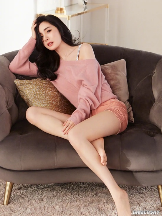 杨幂秀实拍美照 长腿吸睛：我是《仙剑奇侠传》忠实玩家